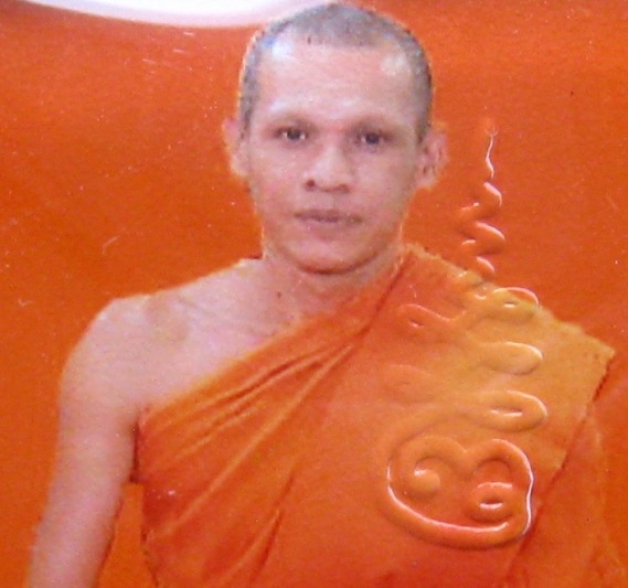 รูปหลังแผ่นจารตะกั่ว สีส้ม หลวงพ่อพร วัดบางแก้ว จ นครปฐม จารมือหลวงพ่อพร เลี่ยมพร้อมใช้