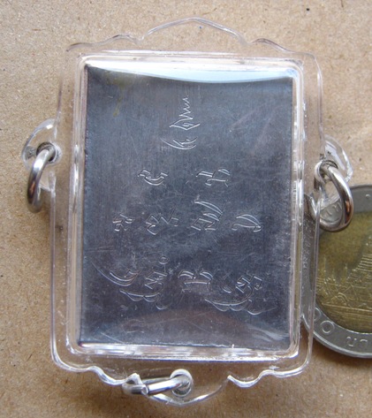 รูปหลังแผ่นจารตะกั่ว สีส้ม หลวงพ่อพร วัดบางแก้ว จ นครปฐม จารมือหลวงพ่อพร เลี่ยมพร้อมใช้