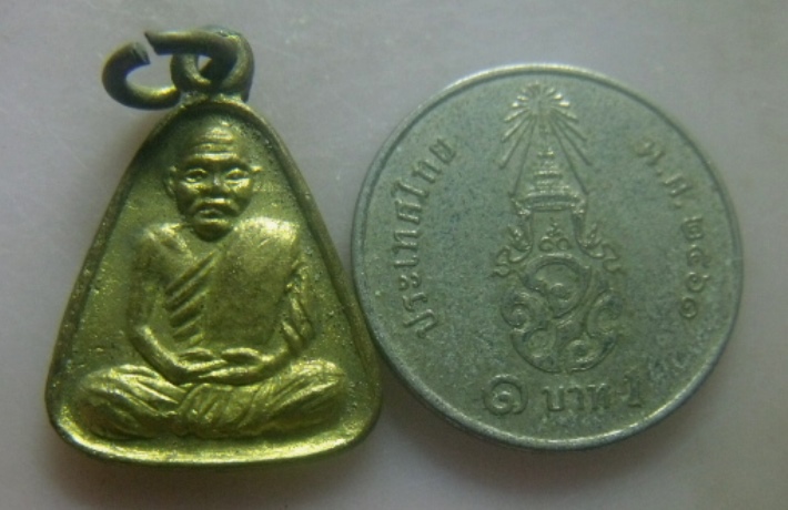 **เบา​ๆ​**เหรียญจอบเล็กหลวงพ่อเงิน วัดบางคลาน จ.พิจิตร ปี ๒๕๒๗**หลวงพ่อเปรื่องปลุกเสก สวยๆ