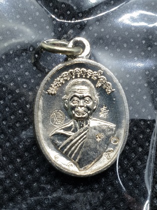 เหรียญเม็ดแตงหลวงพ่อคูณ ปริสุทโธ รุ่นอายุยืน เนื้ออัลปาก้า ออกวัดแจ้งนอก ปี2553