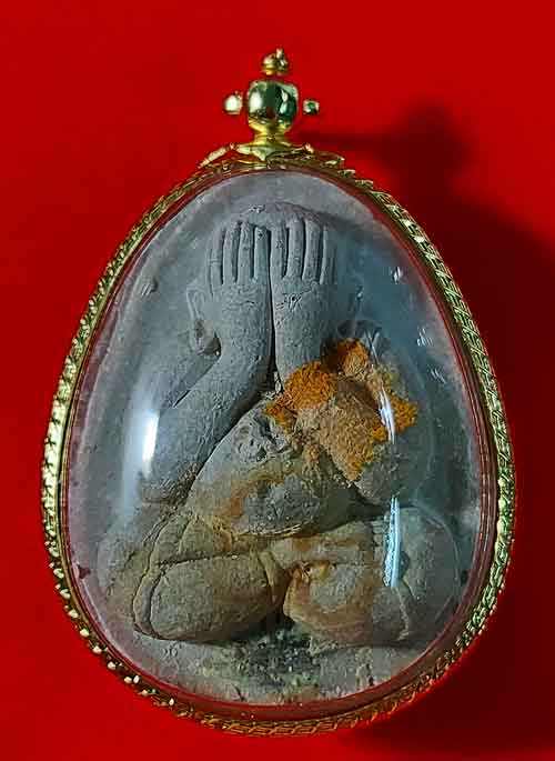 พระปิดตาสารพัดดีหลวงพ่อคูณ เนื้อผงธูป แช่น้ำมนต์+ฝังตะกรุด+จีวรหลวงปู่ทิม ออกวัดบ้านคลอง ปี2538