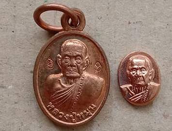 2เหรียญ 2รุ่น หลวงปู่หมุน ศรีสะเกษ เม็ดแตงนะเศรษฐี ปี2556 เนื้อทองแดง+เม็ดยา รุ่นรวยเบิกฟ้า ปี2559