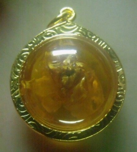 **เบาๆ**น้ำมันว่านดอกรักซ้อน**เพิ่มพลังเมตตา มหาเสน่ห์ พร้อมเลี่ยมน้ำมันว่านกรอบทองไมครอน สวยๆ