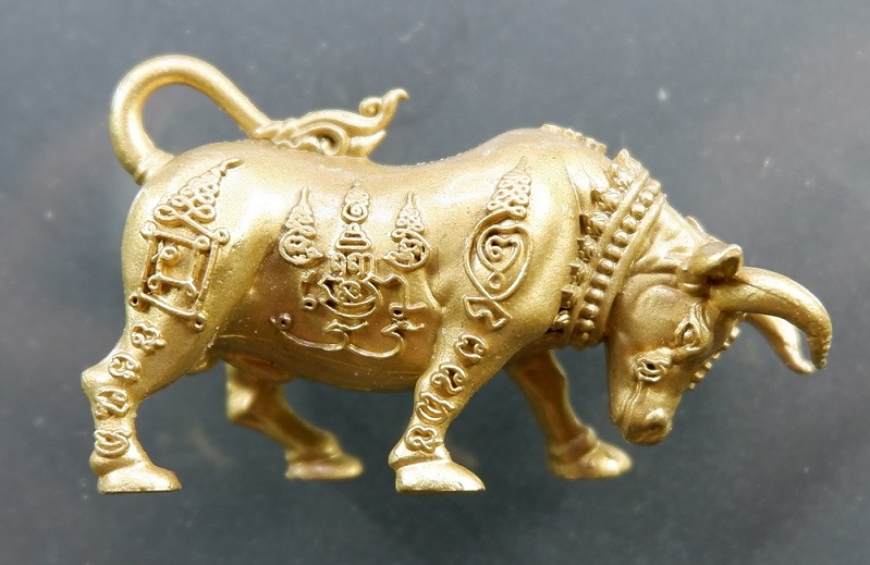 วัวธนูทองรุ่นแรก (รุ่น พระโคศุภราช มหาโภคทรัพย์) หลวงพ่อทอง วัดบ้านไร่ อ.ด่านขุนทด 