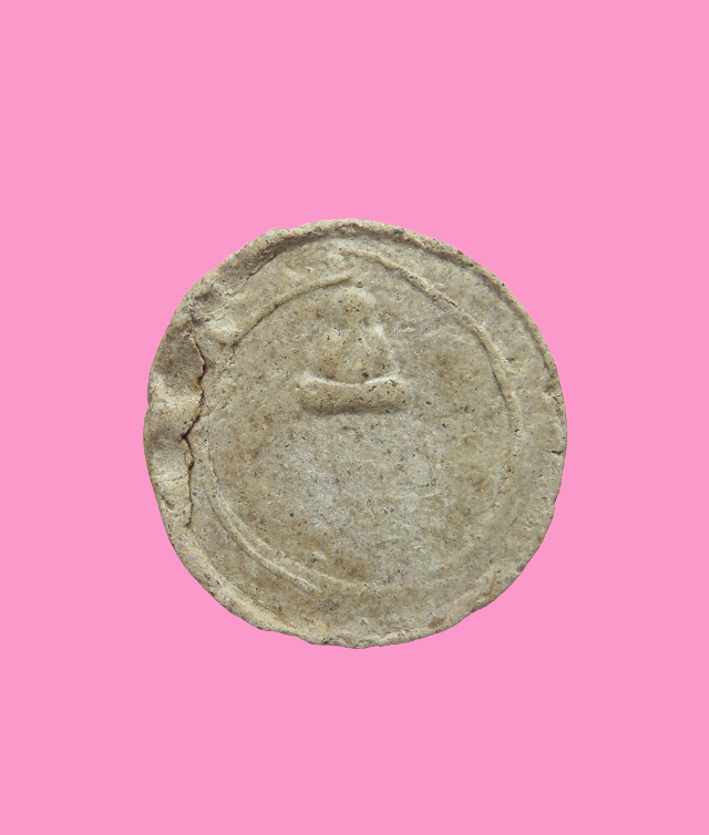 พระปลัดปู่หอม วัดบ่อวิน ชลบุรี " พระผงจันทร์ลอย หลังปิดตา "