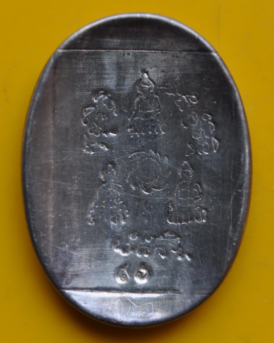 ล็อกเกตหลวงปู่ชื้น วัดญาณเสน หลังแผ่นเงิน 