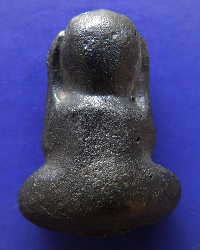 3.ปิดตามหาอุตม์เนื้อแร่ รุ่น 2 หลวงพ่อแช่ม วัดดอนยายหอม จ.นครปฐม พ.ศ. 2536 สูง 1 นิ้ว