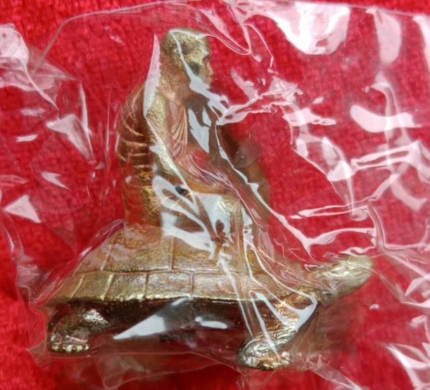 รูปหล่อขี่เต่า หลวงพ่อหวั่น วัดคลองคูณ พิจิตร ปี2561 รุ่น มหาโภคทรัพย์ เนื้อทองแดง หมายเลข+กล่อง