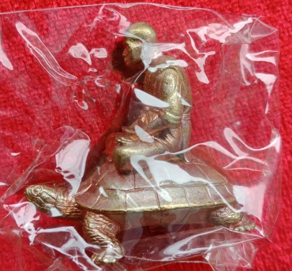 รูปหล่อขี่เต่า หลวงพ่อหวั่น วัดคลองคูณ พิจิตร ปี2561 รุ่น มหาโภคทรัพย์ เนื้อทองแดง หมายเลข+กล่อง