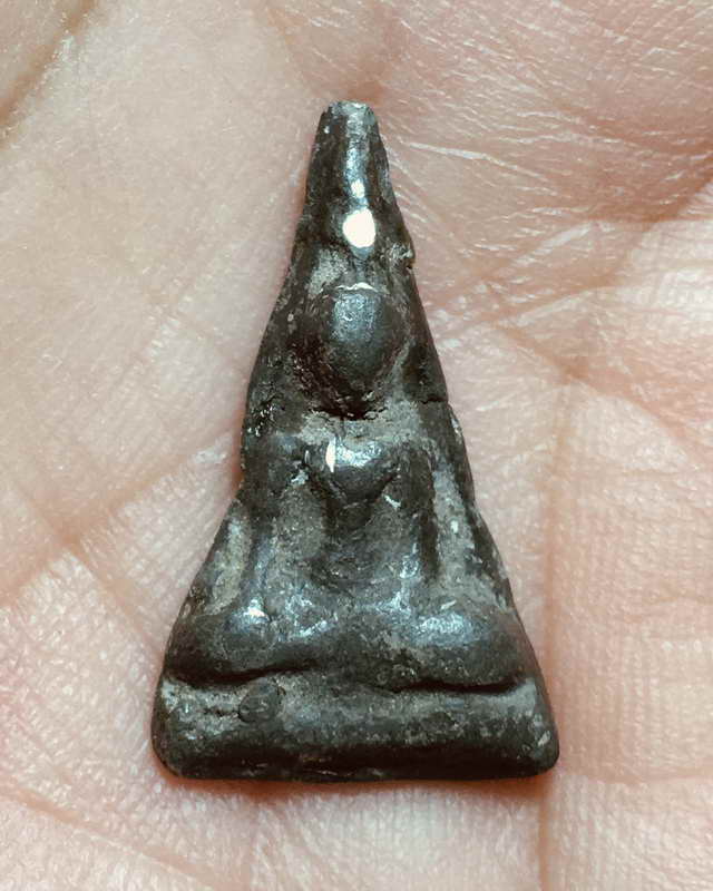 พระนางกำแพง เนื้อชินเงิน เคาะเดียวแดง