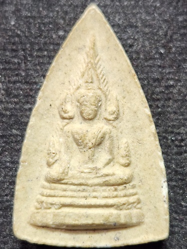 วัดกลางชูศรีเจริญสุข  สิงห์บุรี  พระผงพระพุทธชินราช หลังหลวงปู่บุดดา รุ่นเกษา