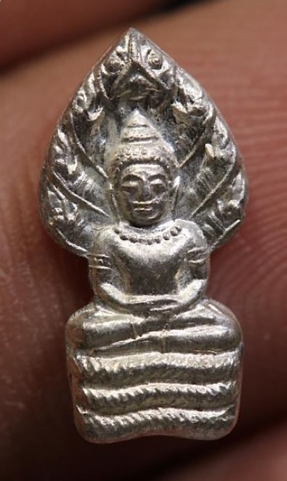 ***พระดีมีประสบการณ์***พระนาคปรกหลวงพ่อคูณ ปริสุทโธ รุ่นเสาร์ 5 คูณพันล้าน เนื้อเงิน ปี2536 (3)