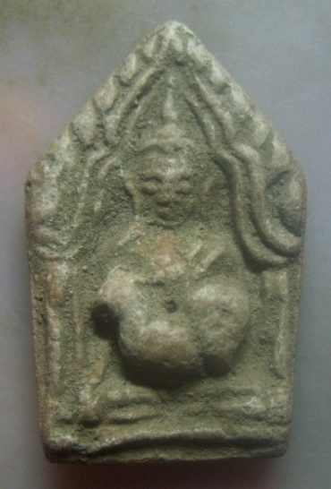 **เบาๆ**พระขุนแผนอุ้มไก่ หลวงปู่สรวง เนื้อดินแดง ดินปราสาทขอม จ.ศรีษะเกษ**หลังยันต์ว่าวจุฬา ติดจีวร