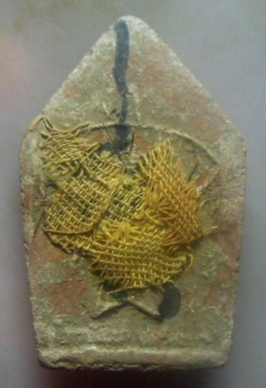 **เบาๆ**พระขุนแผนอุ้มไก่ หลวงปู่สรวง เนื้อดินแดง ดินปราสาทขอม จ.ศรีษะเกษ**หลังยันต์ว่าวจุฬา ติดจีวร