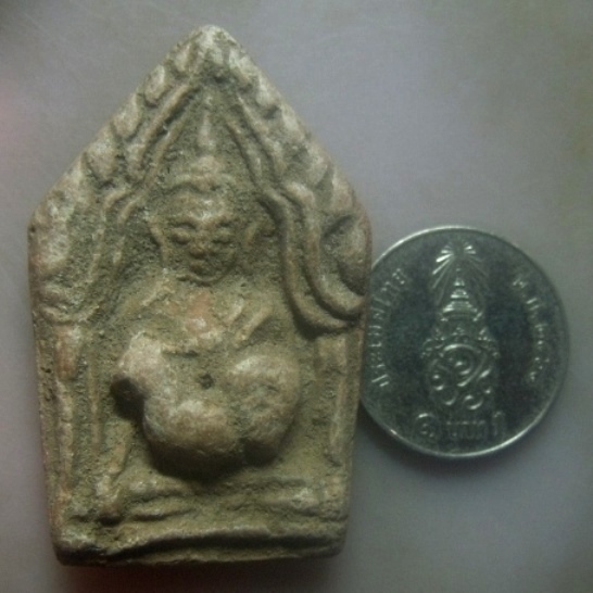 **เบาๆ**พระขุนแผนอุ้มไก่ หลวงปู่สรวง เนื้อดินแดง ดินปราสาทขอม จ.ศรีษะเกษ**หลังยันต์ว่าวจุฬา ติดจีวร