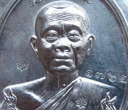 เหรียญห่วงเชื่อมหลวงพ่อคูณ รุ่นสร้างบารมี90วัดถ้ำดาวเขาแก้ว ปี2556เลข1762เนื้อตะกั่วไม่ตัดปีก+กล่