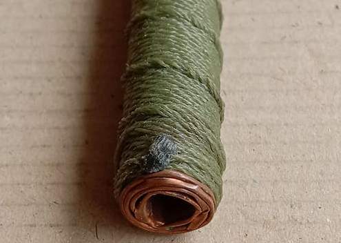 ตะกรุด ถักเชือกเขียว ยาว 5 นิ้ว ไม่ทราบที่