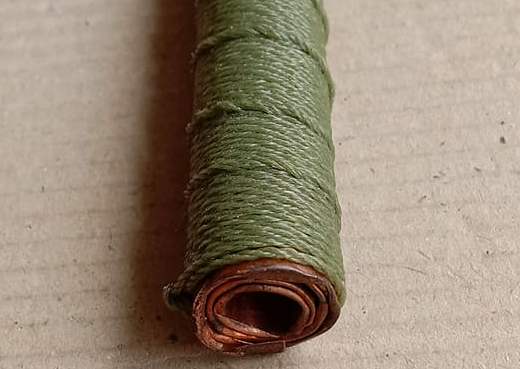 ตะกรุด ถักเชือกเขียว ยาว 5 นิ้ว ไม่ทราบที่