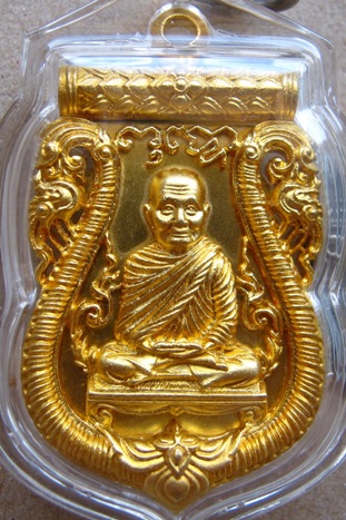 เหรียญเสมาฉลุ มหามงคล หลวงพ่อจรัญ วัดอัมพวัน สิงห์บุรี ปี2554เนื้อบรอนซ์นอกชุบทอง เลข1116พร้อมกล่องเ