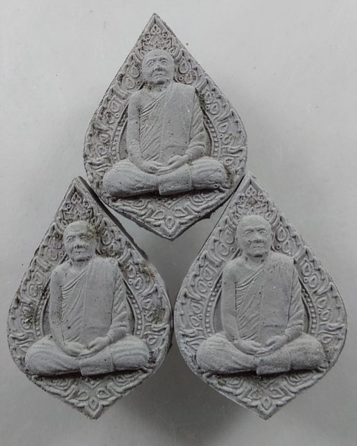 " พระผงรูปเหมือน พิมพ์พัดยศ หลวงตาพวง สุขินทริโย วัดศรีธรรมาราม จ.ยโสธร เนื้อเทาสวยๆ 3 องค์ครับ "