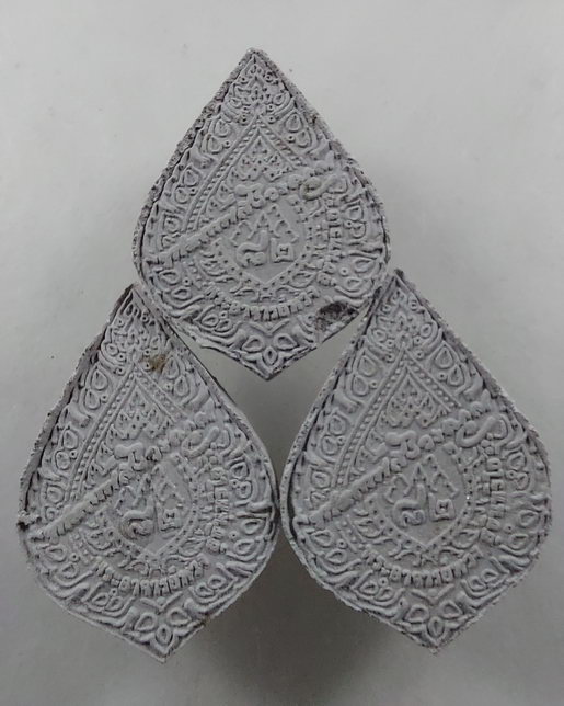 " พระผงรูปเหมือน พิมพ์พัดยศ หลวงตาพวง สุขินทริโย วัดศรีธรรมาราม จ.ยโสธร เนื้อเทาสวยๆ 3 องค์ครับ "