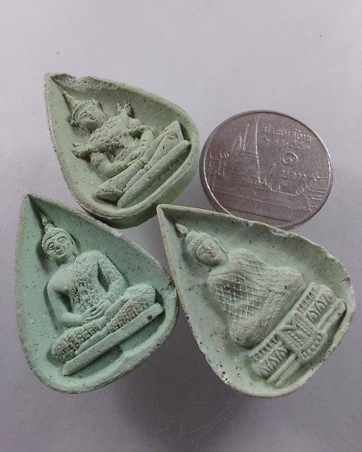 " พระแก้วมรกต หลัง ภปร. เนื้อผงเขียว ปี 2538 ทีเดียว 3 องค์ 3 พิมพ์ ครับ "