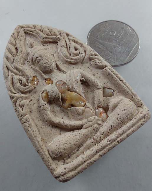 " พระขุนแผนทรงพลใหญ่ พระผงมหาลาภ พระอาจารย์เชาวรัตน์ วัดท่าวังหิน จ.สกลนคร ปี 2559 โรยมวลสาร ใบฝอยเด