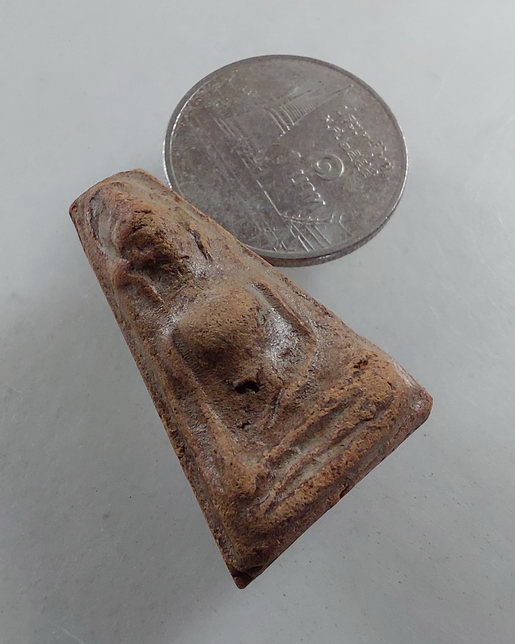 " พระผงสุพรรณ หลวงพ่อดี วัดพระรูป จ.สุพรรณบุรี รุ่นพัฒนาชุมชน หลัง ปั๊มตรา กล่องเดิมสวยๆครับ "