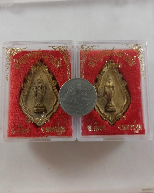 " เหรียญหล่อ เจ้าแม่กวนอิม รุ่นพิเศษ วัดตาก้อง จ.นครปฐม ตอกโค๊ต สวยๆ 2 องค์ครับ "