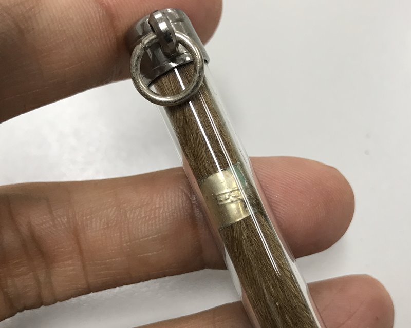 ตะกรุดหนังเสือรุ่นแรก หลวงปู่นาม วัดน้อยชมภู่ สุพรรณบุรี ตอกโค้ตทั้งแผ่นเงินในตะกรุดและหัวหลอดตะกรุด