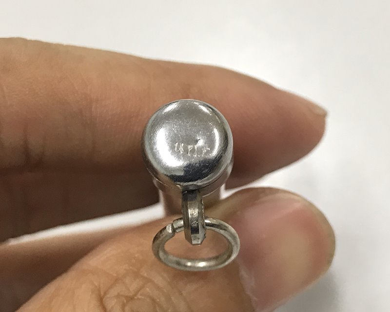 ตะกรุดหนังเสือรุ่นแรก หลวงปู่นาม วัดน้อยชมภู่ สุพรรณบุรี ตอกโค้ตทั้งแผ่นเงินในตะกรุดและหัวหลอดตะกรุด