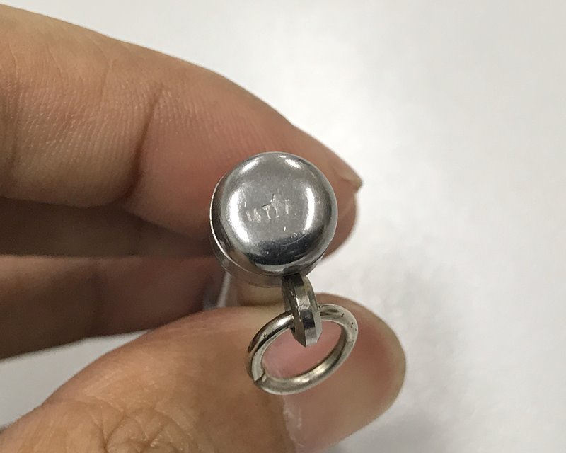 ตะกรุดหนังเสือรุ่นแรก หลวงปู่นาม วัดน้อยชมภู่ สุพรรณบุรี ตอกโค้ตทั้งแผ่นเงินในตะกรุดและหัวหลอดตะกรุด