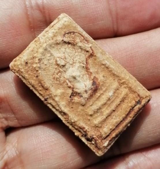 สมเด็จบางขุนพรหมแช่น้ำมนต์​ พิมพ์ฐานแซม วัดบางขุนพรหม​ พร้อมกล่องเดิม ปี 2547 เคาะเดียว