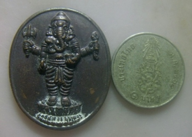 **เบาๆ**เหรียญพระพิฆเนศ พิมพ์ยืน หลังยันต์โอม รุ่นศรัทธาเทพ ปี ๒๕๕๒**สวยๆ