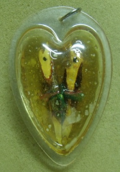 **เบา​ๆ*​*สาริกามหาลาภ เนื้อไม้แกะ พร้อมเลี่ยมในน้ำมันจันทน์ สวยๆ ไม่ทราบที่**เมตตา มหานิยม โชคลาภ