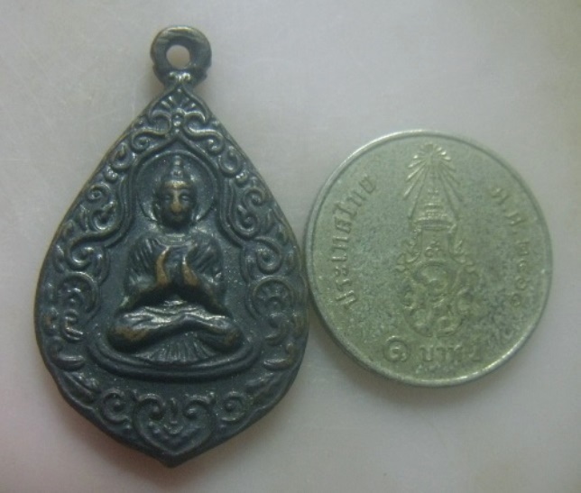 **เบา​ๆ​**เหรียญหยดน้ำ พระพุทธปางตรัสรู้ หลังปางประสูติ ปี ๒๕๒๔**สวยๆ