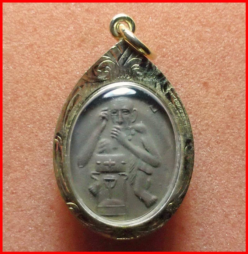 เหรียญทองหนึ่ง หลวงพ่อกบ วัดเขาสาริกา จ.ลพบุรี พร้อมเลี่ยมกรอบทองไมครอนจากวัดครับ