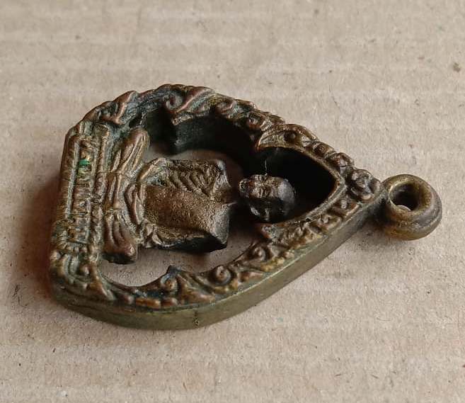 เหรียญซุ้มกนกรุ่นพิเศษหลวงพ่อมุม วัดปราสาทเยอร์เหนือ จ.ศรีสะเกษ อายุ 90 ปี ปี2519  มีห่วง