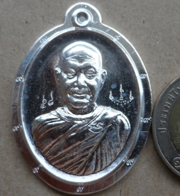 เหรียญประทานพร หลวงปู่จื่อ วัดเขาตาเงาะ ชัยภูมิ ปี2559เลข58เนื้อเงินไม่ตัดปีกหลังเรียบ โค้ด๙รอบ+กล่อ