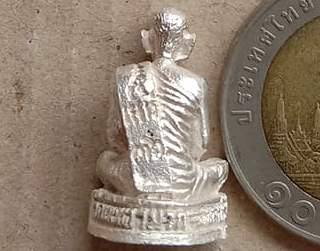 รูปหล่อลอยองค์ เสาร์ 5 ปี 2536 เนื้อเงิน หลวงปู่ม่น วัดเนินตามาก ชลบุรี พร้อมกล่องเดิม 