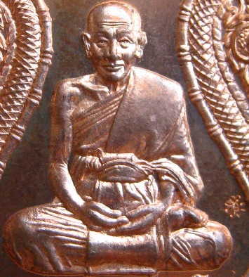 เหรียญเสมารูปเหมือน7รอบ หลวงพ่อเอียด วัดไผ่ล้อม จ อยุธยา ปี2555เลข4920 เนื้อทองแดง มีโค้ด พร้อมกล่อง