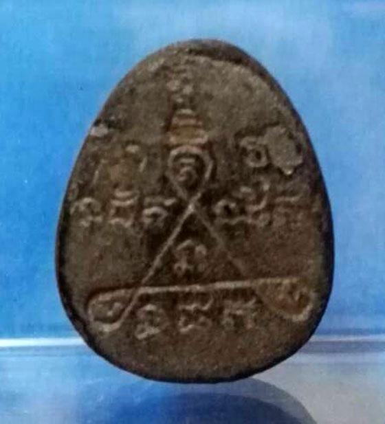 พระปิดตานั่งบัวหลังยันต์สาม....เนื้อผงผสมว่าน ไม่ทราบที่ครับ