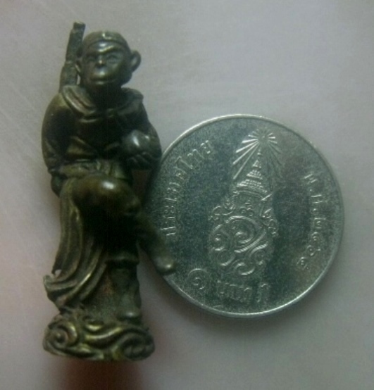 **เบาๆ**รูปหล่อเจ้าพ่อเห้งเจียถือลูกท้อ ครูบาชุ่ม วัดวังมุ่ย จ.ลำพูน ปี ๒๕๑๘**สวยๆ