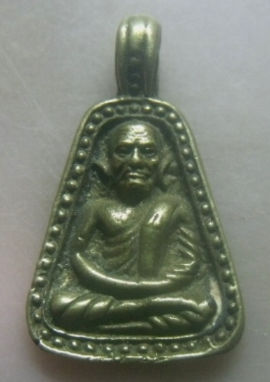 **เบาๆ**เหรียญหล่อจอบใหญ่ หลวงพ่อเงิน บางคลาน รุ่นฉัตรมงคล ออกวัดหิรัญญาราม(วังตะโก) ปี ๒๕๓๕**สวยๆ