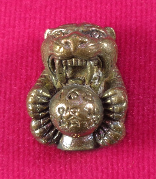 ลูกอมเสือรุ่น 168 หลวงปู่แสน วัดบ้านหนองจิก จ.ศรีสะเกษ เนื้อสำริด อุดผงมวลสาร สวยครับ