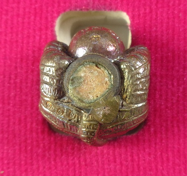 ลูกอมเสือรุ่น 168 หลวงปู่แสน วัดบ้านหนองจิก จ.ศรีสะเกษ เนื้อสำริด อุดผงมวลสาร สวยครับ