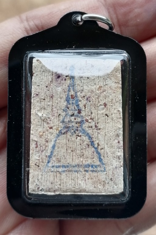 สมเด็จบางขุนพรหม​ พิมพ์สังฆาฎิไม่มีหู​ มวลสารแน่นๆ ปี 2547 เคาะเดียว  *กระเทาะมุมซ้ายล่างด้านหน้า