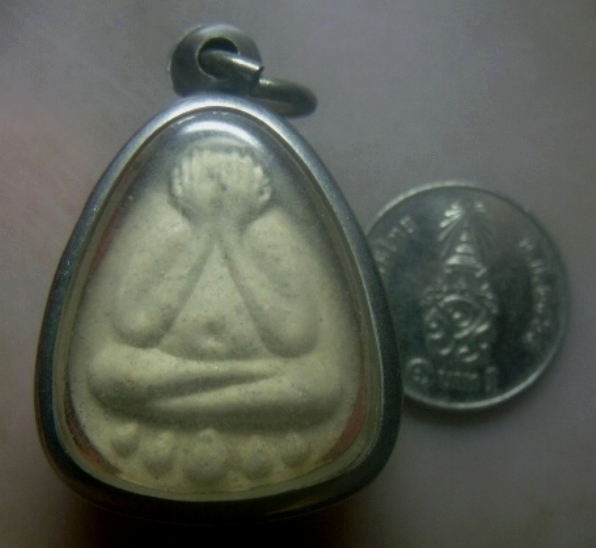 **เบาๆ**พระปิดตามหาลาภ พิมพ์ฐานบัว เนื้อผงเกสร หลวงพ่อสมชาย วัดเขาสุกิม ปี ๒๕๔๐**ใส่กรอบพร้อมใช้ สวย