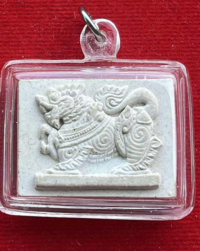 สิงห์ เนื้อผง ไม่ทราบเกิจ ยันต์คล้ายๆหลวงปู่จื่อ เผื่อท่านไหนชอบหรือรู้จัก  เลี่ยมพร้อมใช้