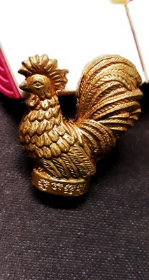 ไก่ปั๊ม เนื้อทองแดง หลวงปู่สรวง รุ่น เหนือดวงเสาร์ ๕ วัดถ้ำพรหมสวัสดิ์ เบอร์ 1595แยกมาจากชุดกรรมการ